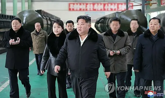 朝鮮中央通信は５日、金正恩国務委員長がミサイルの発射台付き車両を製造する工場を現地指導したと報じた。娘のジュエ氏も同行した＝（朝鮮中央通信＝聯合ニュース）≪転載・転用禁止≫