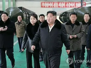 金正恩氏　新型ＩＣＢＭ「火星１８」の発射台車両工場を視察