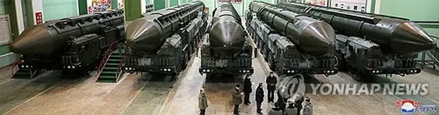 朝鮮中央通信は５日、金正恩国務委員長がミサイルの発射台付き車両を製造する工場を現地指導したと報じた＝（朝鮮中央通信＝聯合ニュース）≪転載・転用禁止≫