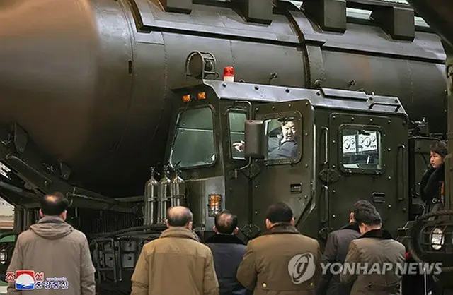 朝鮮中央通信は５日、金正恩国務委員長がミサイルの発射台付き車両を製造する工場を現地指導したと報じた＝（朝鮮中央通信＝聯合ニュース）≪転載・転用禁止≫