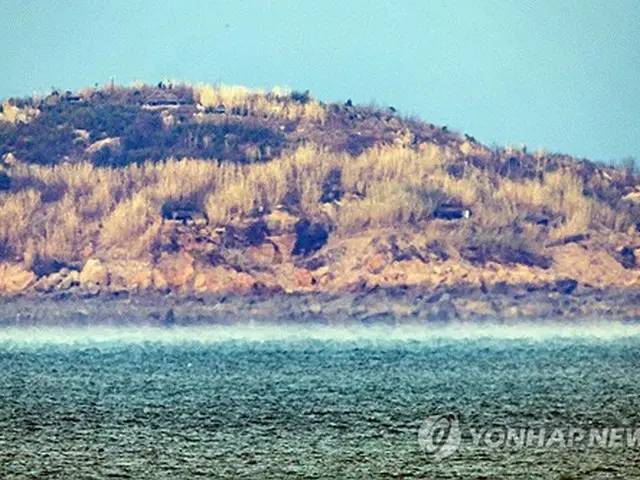 韓国・仁川の大延坪島から望む北朝鮮の長在島に砲門の姿が見える。北朝鮮が２０１８年の南北軍事合意の全面破棄を宣言して以降、朝鮮半島西側の黄海上の軍事境界線にあたる北方限界線（ＮＬＬ）にある海岸砲の砲門が開けられる事例が急増した。韓国軍当局によると、これまで北朝鮮軍が海岸砲の砲門を開けたのは１～２カ所だったが、近ごろは１０カ所以上に増えた＝２０２３年１１月２９日、仁川（聯合ニュース）