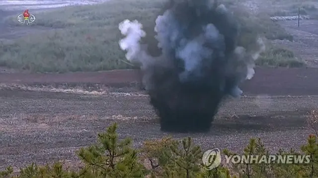 朝鮮中央テレビは７日、金与正氏の談話とともに北朝鮮軍が爆薬を仕掛け爆破させる映像を公開した＝（朝鮮中央通信＝聯合ニュース）≪転載・転用禁止≫