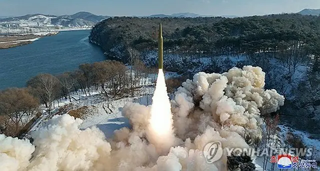 北朝鮮の朝鮮中央通信は１５日、固体燃料を使った極超音速の中長距離弾道ミサイルの発射実験に成功したと報じた＝（朝鮮中央通信＝聯合ニュース）≪転載・転用禁止≫