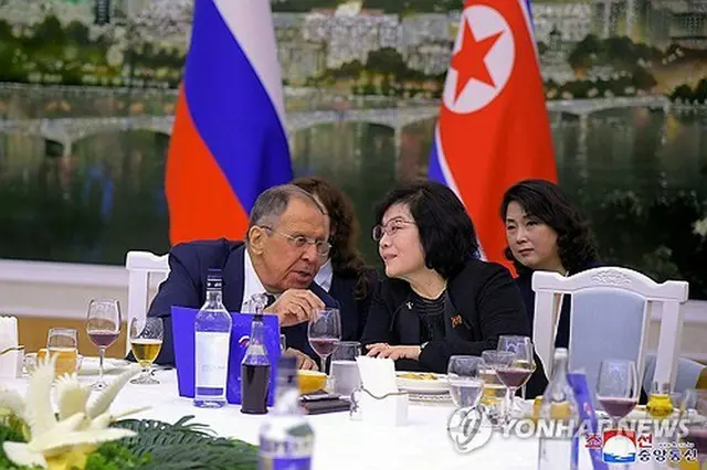 昨年１０月に北朝鮮を訪問したロシアのラブロフ外相（左）。歓迎会で崔外相と話を交わしている（資料写真、朝鮮中央通信ウェブサイトより）＝（聯合ニュース）≪転載・転用禁止≫