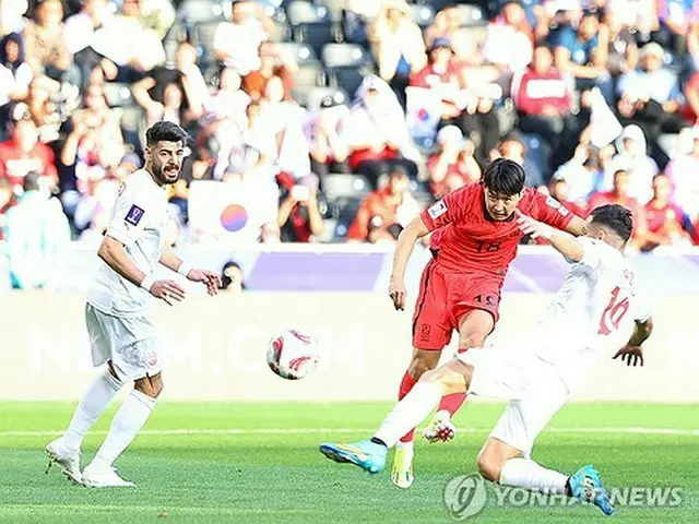 ２点目を決める韓国代表のＭＦ李康仁＝１５日、ドーハ（聯合ニュース）