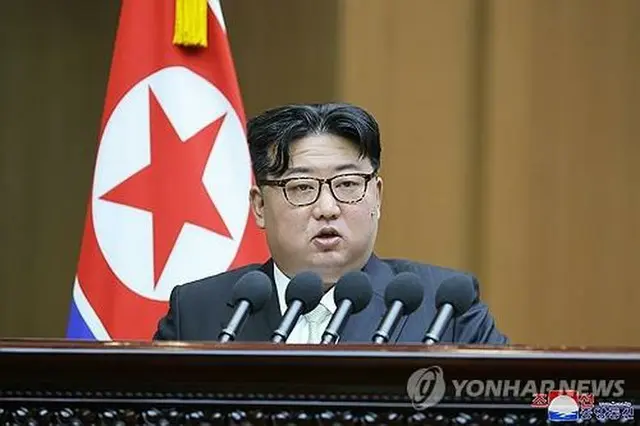 最高人民会議で演説する金正恩氏＝（朝鮮中央通信＝聯合ニュース）≪転載・転用禁止≫