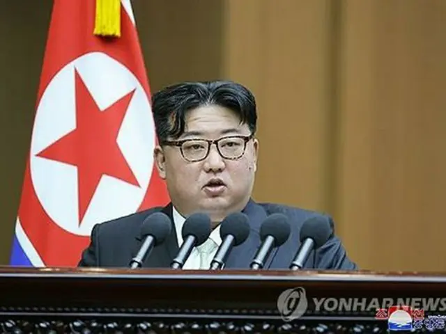 最高人民会議で演説する金正恩氏＝（朝鮮中央通信＝聯合ニュース）≪転載・転用禁止≫