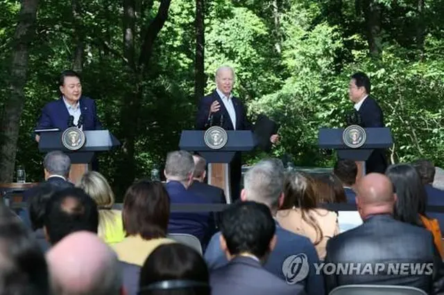 昨年８月１８日、米大統領山荘のキャンプデービッドで共同記者会見を行う（左から）韓国の尹錫悦（ユン・ソクヨル）大統領、米国のバイデン大統領、日本の岸田文雄首相＝（聯合ニュース）