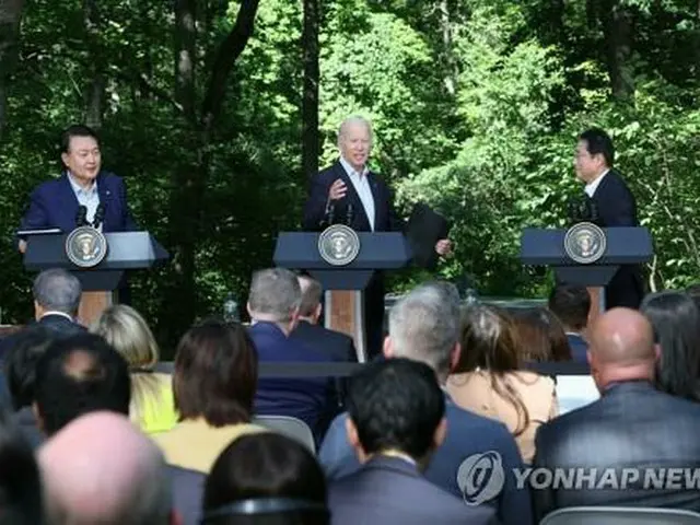 昨年８月１８日、米大統領山荘のキャンプデービッドで共同記者会見を行う（左から）韓国の尹錫悦（ユン・ソクヨル）大統領、米国のバイデン大統領、日本の岸田文雄首相＝（聯合ニュース）