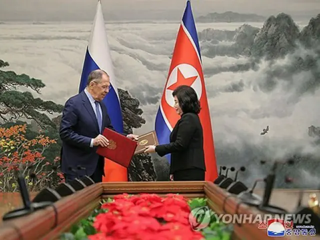 ロシアのラブロフ外相（左）と北朝鮮の崔善姫外相（資料写真）＝（朝鮮中央通信＝聯合ニュース）≪転載・転用禁止≫