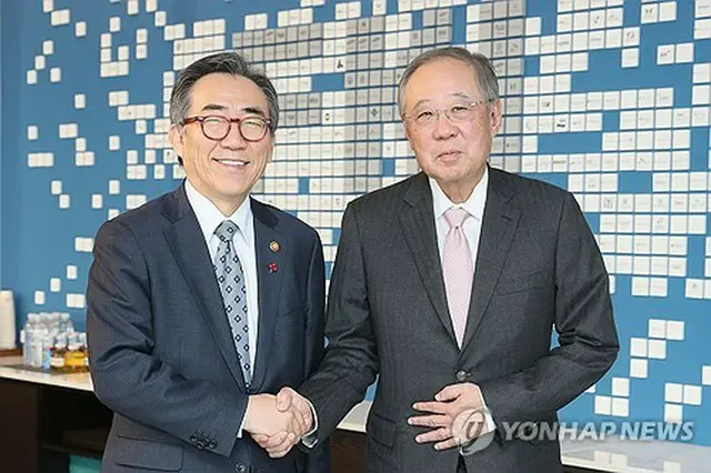 握手を交わす韓国経済人協会の柳津会長（右）と趙兌烈外交部長官（同協会提供）＝２２日、ソウル（聯合ニュース）≪転載・転用禁止≫