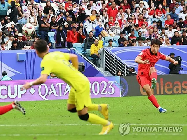 フリーキックを放つ韓国代表の李康仁（イ・ガンイン、パリ・サンジェルマン）＝２５日、ドーハ（聯合ニュース）