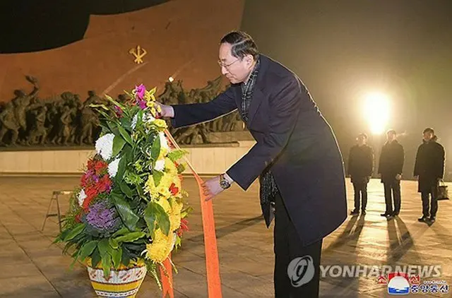 ２５日、北朝鮮・平壌で金日成（キム・イルソン）主席と金正日（キム・ジョンイル）総書記の銅像に献花する中国の孫衛東外務次官＝（朝鮮中央通信＝聯合ニュース）≪転載・転用禁止≫