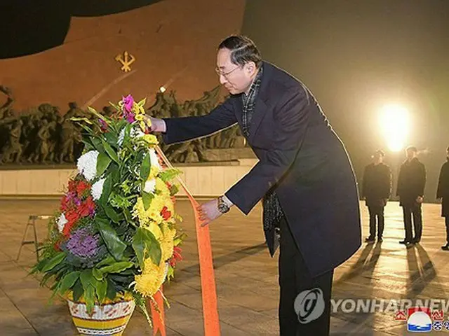 ２５日、北朝鮮・平壌で金日成（キム・イルソン）主席と金正日（キム・ジョンイル）総書記の銅像に献花する中国の孫衛東外務次官＝（朝鮮中央通信＝聯合ニュース）≪転載・転用禁止≫