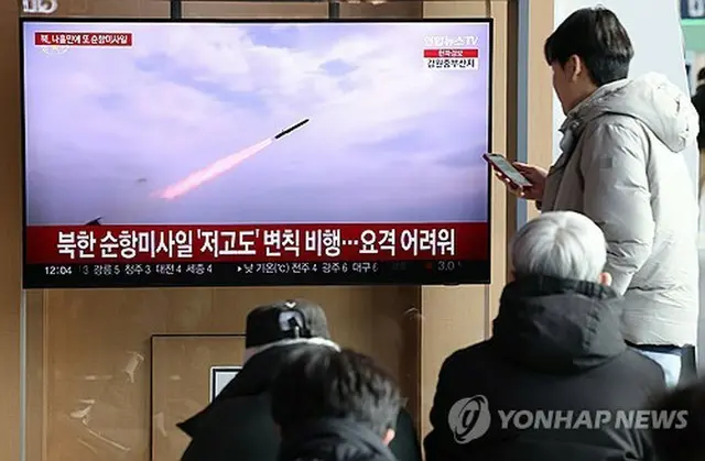 ソウル駅のテレビに北朝鮮の巡航ミサイル発射に関するニュースが流れている＝２８日、ソウル（聯合ニュース）