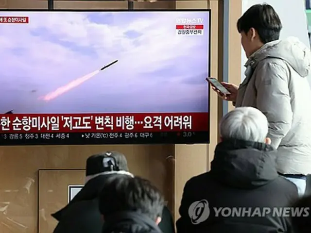 ソウル駅のテレビに北朝鮮の巡航ミサイル発射に関するニュースが流れている＝２８日、ソウル（聯合ニュース）