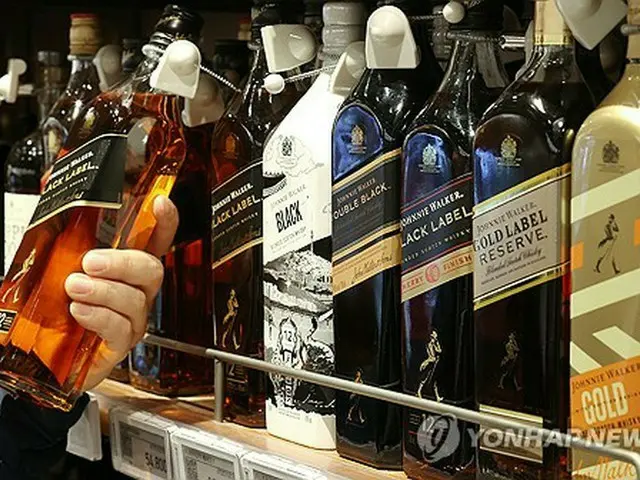 ソウル市内の大型スーパーで販売されているウイスキー（資料写真）＝（聯合ニュース）