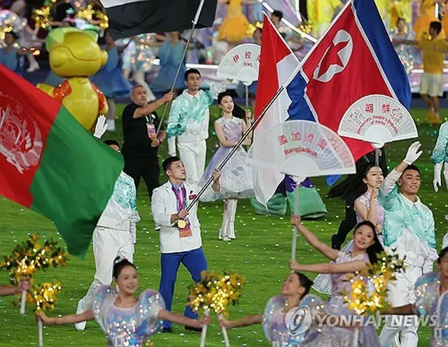 昨年開催された杭州アジア大会の閉会式で、北朝鮮選手団の旗手が国旗を持って入場している（資料写真）＝（聯合ニュース）