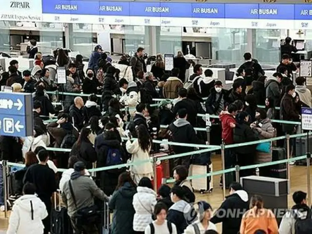 仁川国際空港のチェックインカウンターに列をつくる旅行客（資料写真）＝（聯合ニュース）