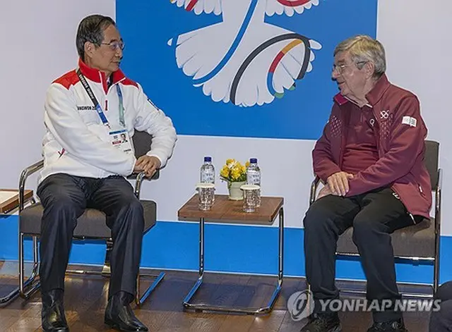 江陵市内のホテルで、ＩＯＣのバッハ会長と会談する韓首相＝１日、江陵（聯合ニュース）