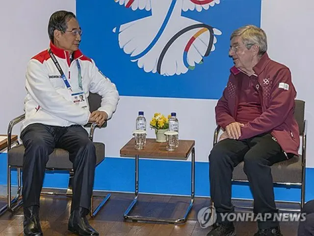 江陵市内のホテルで、ＩＯＣのバッハ会長と会談する韓首相＝１日、江陵（聯合ニュース）