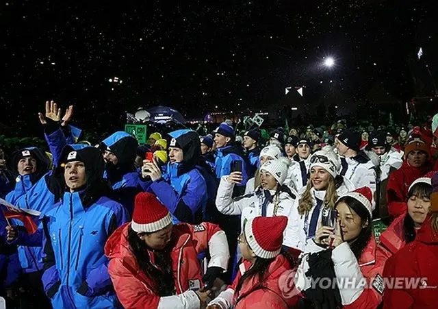 閉会式で笑顔を見せる選手たち＝１日、江陵（聯合ニュース）