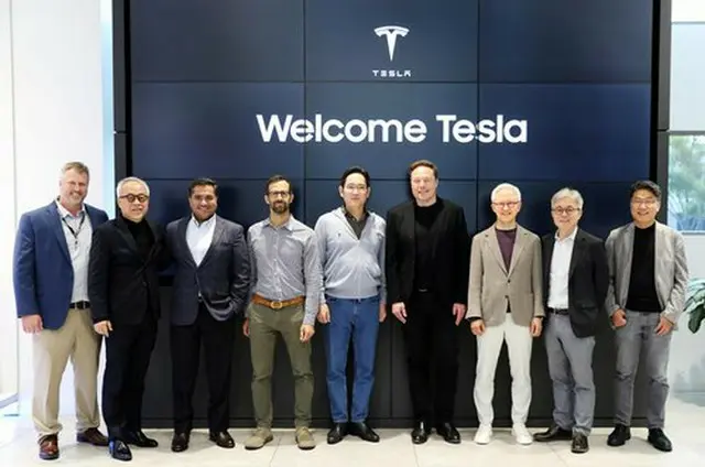 昨年の米国出張で米起業家のイーロン・マスク氏（右から４人目）と会談した李氏（同５人目）≪サムスン電子提供≫＝（聯合ニュース）≪転載・転用禁止≫