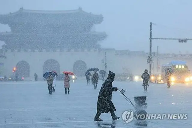 ５日午後、雪が舞うソウル都心の光化門付近＝（聯合ニュース）