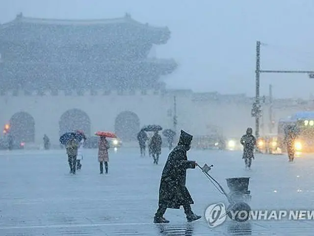 ５日午後、雪が舞うソウル都心の光化門付近＝（聯合ニュース）