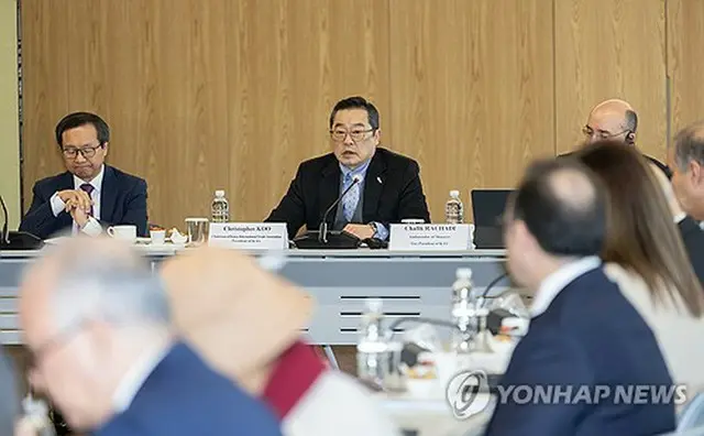 会議を進行する具滋烈会長（中央、韓国貿易協会提供）＝（聯合ニュース）≪転載・転用禁止≫