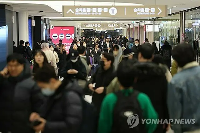 帰省客で混み合うソウル高速バスターミナル＝８日、ソウル（聯合ニュース）