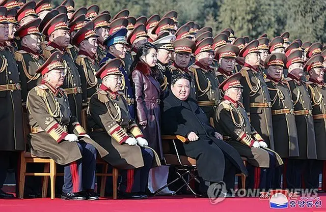 朝鮮中央通信は９日、「建軍節」の８日に金正恩国務委員長が娘のジュエ氏と共に国防省を訪問したと報じた＝（朝鮮中央通信＝聯合ニュース）≪転載・転用禁止≫