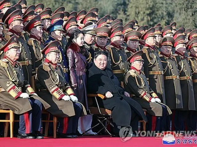 朝鮮中央通信は９日、「建軍節」の８日に金正恩国務委員長が娘のジュエ氏と共に国防省を訪問したと報じた＝（朝鮮中央通信＝聯合ニュース）≪転載・転用禁止≫