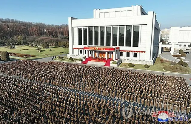 朝鮮中央通信は９日、「建軍節」の８日に金正恩国務委員長が娘のジュエ氏と共に国防省を訪問したと報じた＝（朝鮮中央通信＝聯合ニュース）≪転載・転用禁止≫