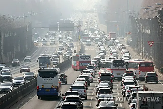 京釜高速道路のソウル・蚕院インターチェンジ付近。下り線（右）が渋滞🅂している＝９日、ソウル（聯合ニュース）