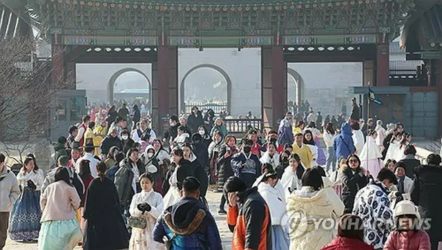 旧正月（今年は２月１０日）連休最終日の１２日、ソウルにある朝鮮王朝時代の王宮・景福宮が観光客でにぎわっている＝（聯合ニュース）