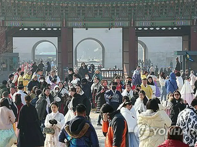 旧正月（今年は２月１０日）連休最終日の１２日、ソウルにある朝鮮王朝時代の王宮・景福宮が観光客でにぎわっている＝（聯合ニュース）