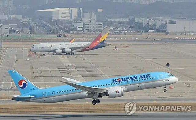 大韓航空機（手前）とアシアナ航空機（資料写真）＝（聯合ニュース）