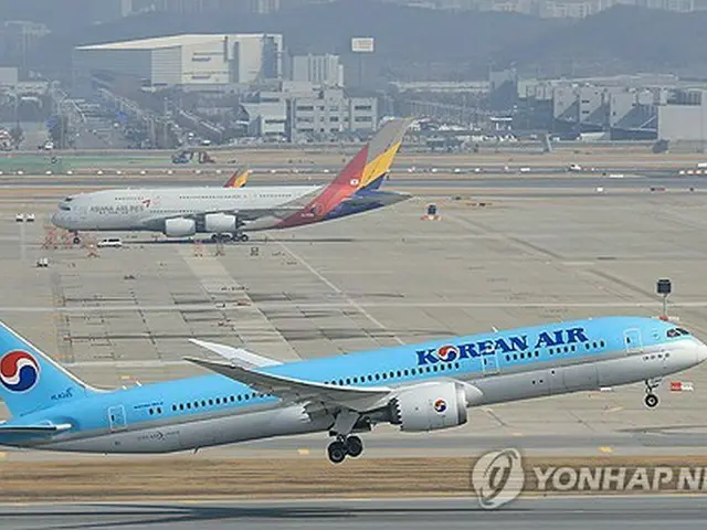 大韓航空機（手前）とアシアナ航空機（資料写真）＝（聯合ニュース）