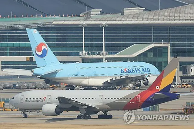 大韓航空機（奥）とアシアナ航空機（資料写真）＝（聯合ニュース）