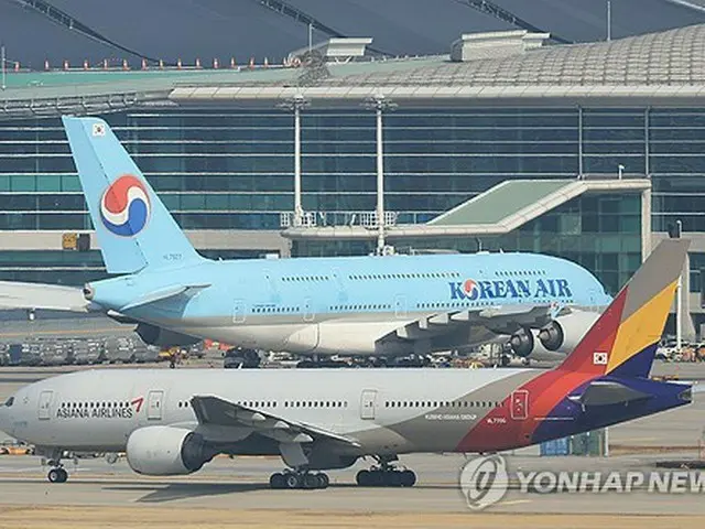 大韓航空機（奥）とアシアナ航空機（資料写真）＝（聯合ニュース）