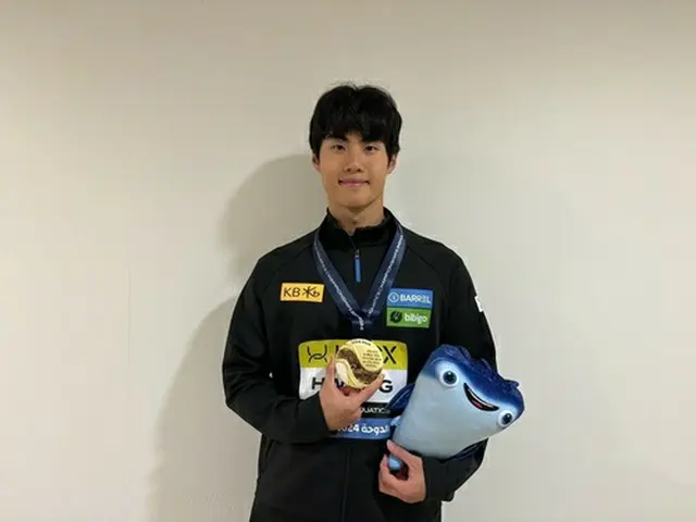 金メダルを手にポーズを取る黄宣優（オールザットスポーツ提供）＝（聯合ニュース）≪転載・転用禁止≫