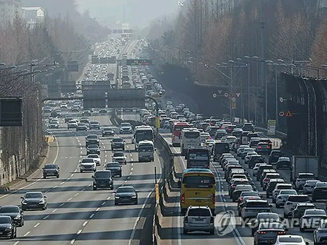 旧正月連休最終日の１２日午後、Ｕターンする車などで渋滞する高速道路＝（聯合ニュース）