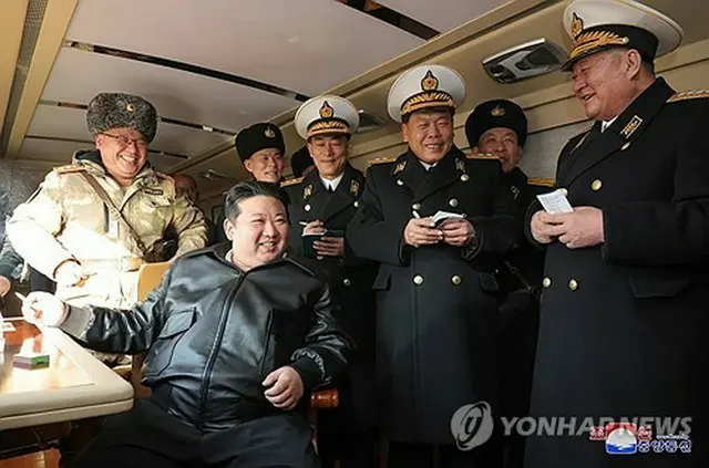 金正恩氏が１４日に行われた新型の地対艦ミサイルの発射実験を現地指導したと、朝鮮中央通信が１５日報じた＝（朝鮮中央通信＝聯合ニュース）≪転載・転用禁止≫