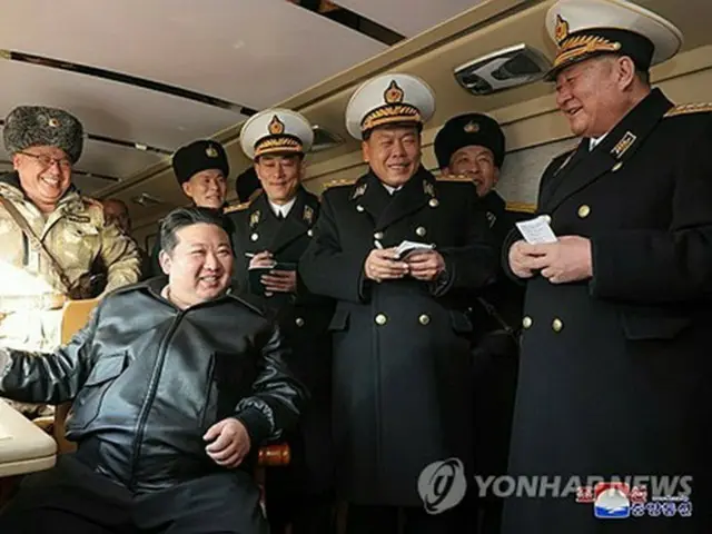 金正恩氏が１４日に行われた新型の地対艦ミサイルの発射実験を現地指導したと、朝鮮中央通信が１５日報じた＝（朝鮮中央通信＝聯合ニュース）≪転載・転用禁止≫