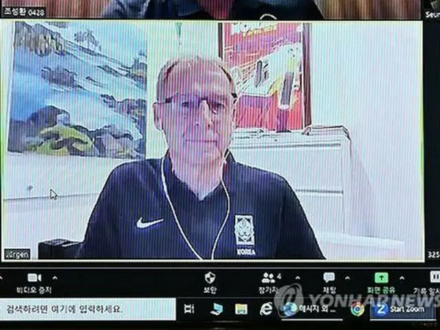 大韓サッカー協会の戦力強化委員会の会議にテレビ電話で参加したクリンスマン監督（共同取材）＝１５日、ソウル（聯合ニュース）