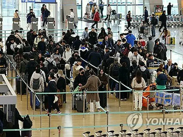 旅行客で混み合う空港（資料写真）＝（聯合ニュース）