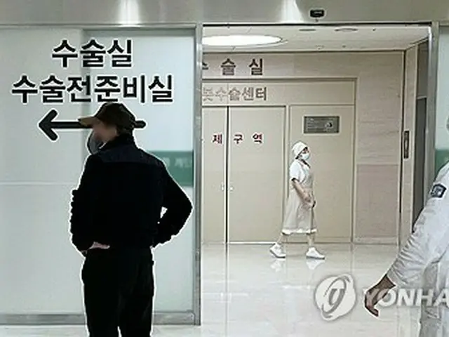 ソウル市内の大手病院の手術室前で待機している保護者＝２１日、ソウル（聯合ニュース）