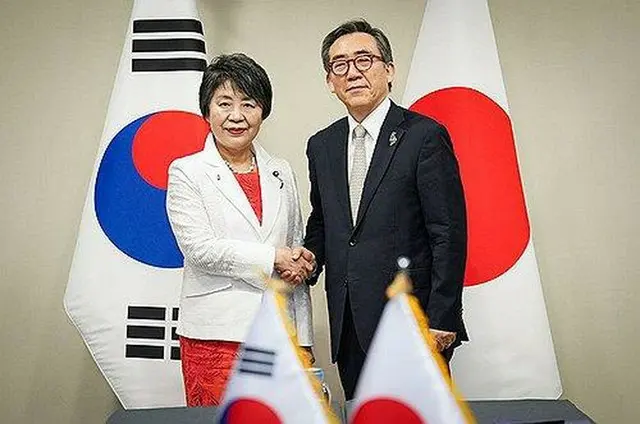 韓国の趙兌烈（チョ・テヨル）外交部長官（右）は２１日、主要２０カ国・地域（Ｇ２０）外相会合に出席するため訪問したブラジル・リオデジャネイロで日本の上川陽子外相と会談した。握手を交わす両氏（外交部提供）＝（聯合ニュース）≪転載・転用禁止≫