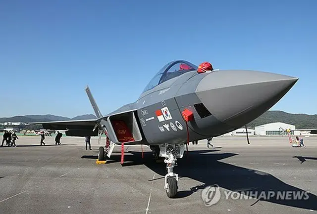 ＫＡＩが量産を目指すＫＦ２１。昨年１０月、韓国の航空宇宙・防衛産業展示会「ソウルＡＤＥＸ２０２３」で披露された（資料写真）＝（聯合ニュース）